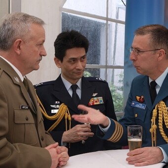 Generał Janusz Adamczyk (z lewej) z 11. Dywizji Kawalerii Pancernej im. Generała Maczka w Żaganiu oraz przedstawiciele zagranicznych armii