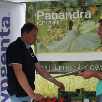 Marek Sowa z Syngenty na stoisku firmy udzielał informacji nt. oferty