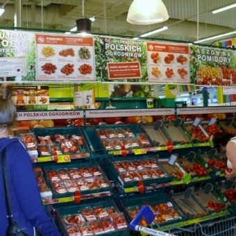 Do zakupów zachęcają również plakaty informujące o oferowanym asortymencie pomidorów, sposobach ich prawidłowego przechowywania, itp.