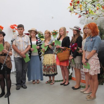 Wiersze Juliana Tuwima, zwłaszcza te związane z kwiatami, recytowali uczniowie Zespołu Szkół Rzemiosła w Łodzi 