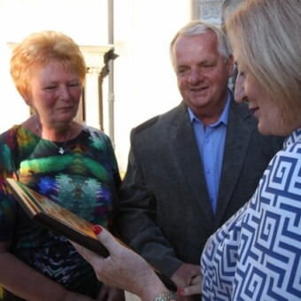 Maria i Antoni Bucikiewiczowie - nominowani w kategorii "Uprawa roślin ozdobnych pod osłonami" (niedawno pisaliśmy o prowadzonej przez nich uprawie - patrz. "Warto zaczynać i kontynuować"), dyplom wręcza Zofia Szalczyk - podsekretarz stanu w Ministerstwie Rolnictwa i Rozwoju Wsi 