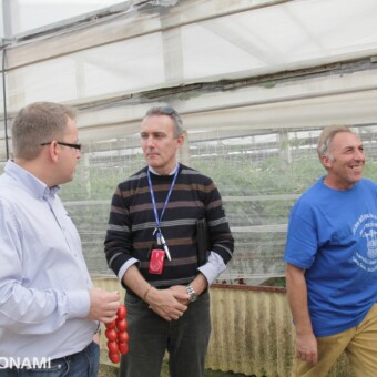 Wizyta w jednym z sycylijskich gospodarstw - od lewej: Rafał Alfut, Renzo Lazzarin (Syngenta) oraz właściciel gospodarstwa - Aurelio Iacomo