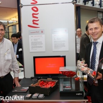 Hodowca Benny Nir i Jacek Bursztyński (obaj z firmy Syngenta) prezentują nagrodzoną paprykę Angello