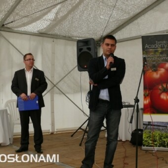 IV Konferencję Tomato Academy otworzył dyrektor działu warzyw - Tomasz Górski, obok menedżer produktu Rafał Alfut 