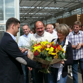 Podziękowania dla gospodarzy spotkania,Hanny i Karola Laskowskich, kwiaty wręcza Tomasz Górski