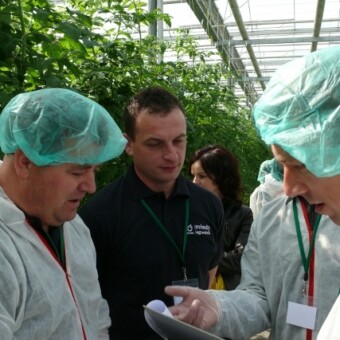 Damian Chrzan w szklarni odpowiadał na pytania ogrodników