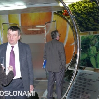 W przerwie miedzy wykładami rozmowy przy ekspozycji firmy D.A. Glass (w środku prof. Sławomir Kurpaska) 