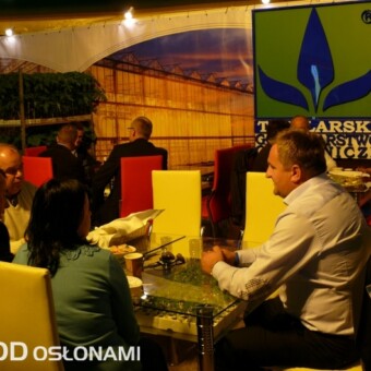 Rozmowy z klientami na stoisku Gospodarstwa Ogrodniczego T. Mularski