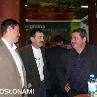 Spotkania na stoisku firmy Azelis - odwiedzali je profesjonalni producenci (z lewej Jacek Ceglarski z firmy Azelis, pierwszy z prawej Jerzy Rój - producent pomidorów)...