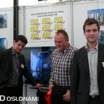 Zainteresowaniem cieszyła się m.in. oferta firmy EkoFire (pierwszy z lewej Daniel Czajczyński, z prawej Krzysztof Czajczyński - właściciele firmy) 