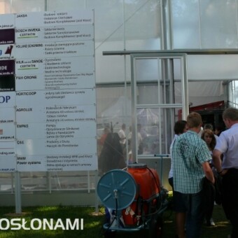 Stoisko-szklarnia firmy Jaksa, w której zgromadzona była grupa przedsiębiortsw holenderskich reprezentowanych w Polsce przez Jacka Jaksę