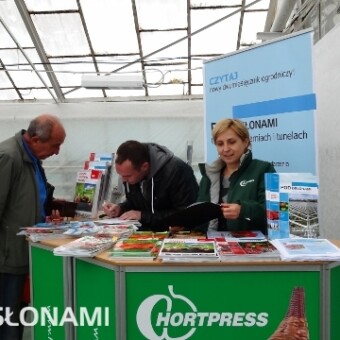 Patronat nad spotkaniem sprawowały czasopisma "Pod Osłonami" oraz "Owoce, warzywa, kwiaty", na stoisku wydawnictwa Hortpress można było zaprenumerować czasopisma i kupić najnowsza książkę o uprawie chryzantem - do czego zachęcała m.in. Anna Kurek - dyrektor ds. marketingu