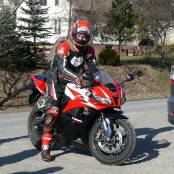 Pewien,znany w okolicy producent bardzo spieszył się na Dzień Ogórka i wybrał taki środek transportu:) Czy poznajecie go Państwo?   