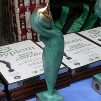 "Wzorowi Ogrodnicy" otrzymują grawertony wykonane z brązu