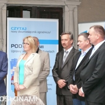 Producenci warzyw pod osłonami nominowani do tytułu - od lewej laureat Andrzej Winowicz, obok Renata i Krzysztof (z tyłu) Podsiadło, Krzysztof Grzyb, Franciszek Stasiak i Andrzej Chechliński 