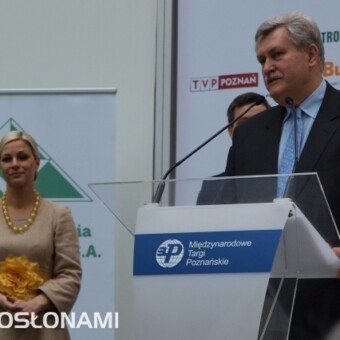 Prezes Oddziału Poznańskiego SITO Andrzej Aumiller ogłasza wyniki Międzynarodowych Mistrzostw Florystycznych Polski (z lewej dr hab. Agnieszka Krzymińska) 