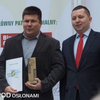 Jeden ze złotych medali MTP przypadł firmie Hollas za podłoże do wysiewu Aura 80 l (nagrodę odbiera Maciej Pieniążek, obok - wiceprezes zarządu MTP Tomasz Kobierski 