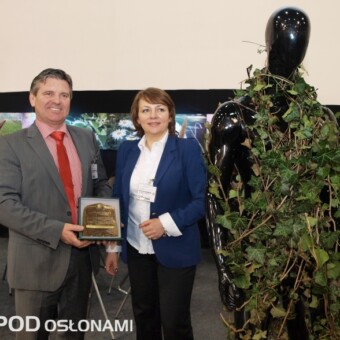 Anna i Dariusz Pankowie ze statuetką "Złotego Akanta"