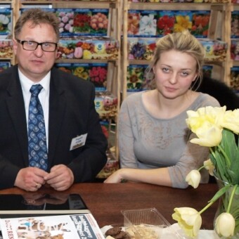 Bogdan Królik z córką na stoisku swojej firmy oferującej cebule kwiatowe