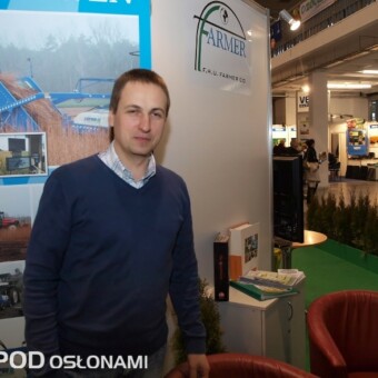 Łukasz Kłósek na stoisku firmy FHU Farmer