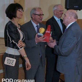 Prof. dr hab. Eberhard Makosz dziękuje za realizację projektu rozwoju sadów karłowych - wręcza symboliczne "Polskie Jabłko" (pierwsza z lewej Małgorzata Gołos)