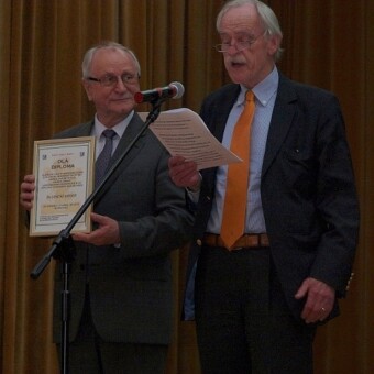 Leo Braakenburg, pierwszy szef J. Gołosa w ambasadzie holenderskiej, wręczył mu dyplom od Towarzystwa Byłych Radców Rolnych Królestwa Niderlandów