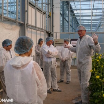 Herbert Stolker z Green Q z międzynarodową grupą ogrodników w szklarni w Improvement Centre, fot. 1-8 A, Wize 