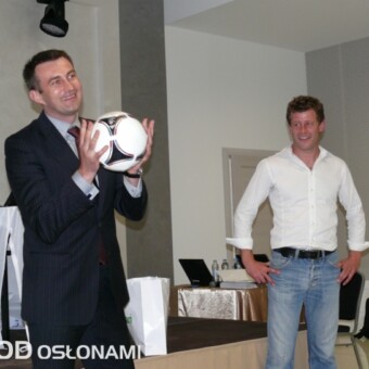 Mieczysław Banach, dyrektor ds sprzedaży w polskim oddziale firmy Grodan, okazał się wielkim miłośnikiem piłki nożnej i jeszcze większym Euro(2012)entuzjastą - gościowi z Holandii nie mógł zatam wręczyć innego upominku niż piłka futbolową