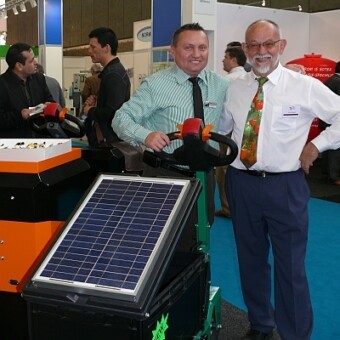 Stanisław Bogdal prezentuje wózek ze wspomagającym zasilaniem (Metazet/Formflex)