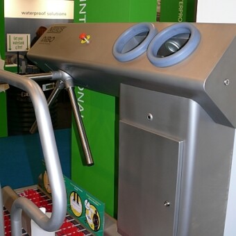 "Bramka" wpuszczająca do szklarni po zdezynfekowaniu rąk i butów (Brinkman)