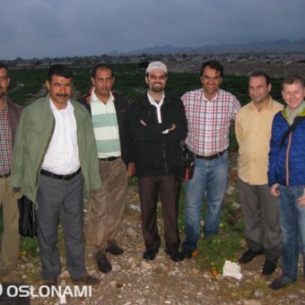 Autor artykułu, Jacek Bursztyński, wraz z ogrodnikami i współpracownikami z Iranu