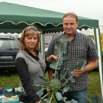 Renata i Piotr Zawadowie (firma Rol-Spec) prezentują brokuł  Grand Prix F1 