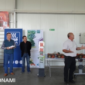 Na temat odmian pomidorów mówili specjaliści z firmy Syngenta Wojciech Juńczyk (pierwszy z prawej) i Władysław Tokarczyk, o nawożeniu Henryk Wilczyński (w środku) i Wojciech Wojcieszek z f. Yara, pierwszy z prawej Zbigniew Kącki z f. Agrochemik  