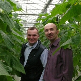 Marcin Mularski - producent rozsady posadzonej w tym obiekcie oraz Wojciech Wasiak z firmy Rijk Zwaan, której odmiany są uprawiane w Męcinie