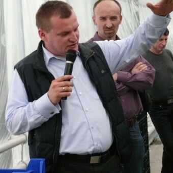 ...żywo przy tym gestykulując