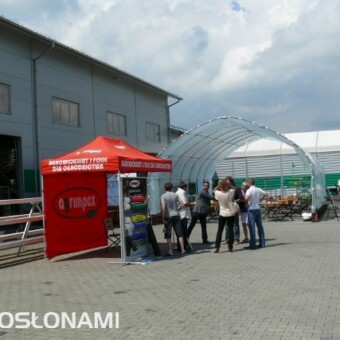 Współorganizatorami Dnia Otwartego w firmie Metazet był Agrimpex (stoisko na pierwszym planie) oraz FHU Farmer (tunel w tle) 
