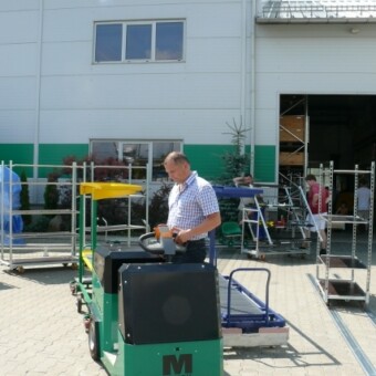 Piotr Budny demonstruje działanie wózka indukcyjnego, który może poruszać się samoczynnie lub być kierowany przez człowieka