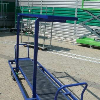 Wózek do zbioru pomidorów bezpośrednio w kartonowe skrzynki 