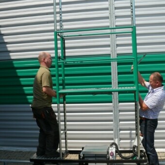 Wózek elektryczny z ręcznie regulowaną wysokością podestu roboczego