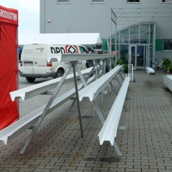 Przykładowa piętrowa konstrukcja do uprawy na rynnach 