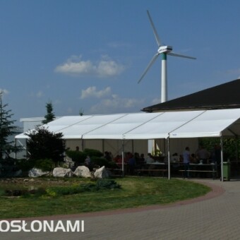 Spotkanie w gospodarstwie państwa Michalaków, w tle jedna z ich dwóch elektrowni wiatrowych 