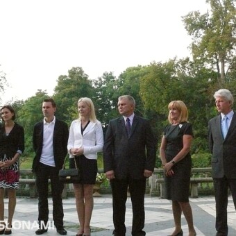 Piątka nominowanych producentów warzyw pod osłonami - od lewej Bogdan Malczyk, Monika Winowicz-Nowak, Dominik Stróżyk, Monika i Wojciech Janasowie oraz Cecylia i Zbigniew Klimowiczowie