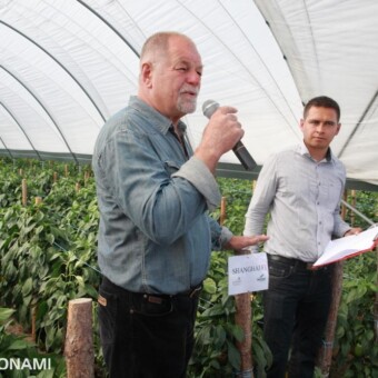 Charakterystykę odmian przedstawili dystrybutor nasion i producent warzyw Henryk Zając (z lewej) oraz Kamil Bartkowski z Monsanto Vegetable Seeds 