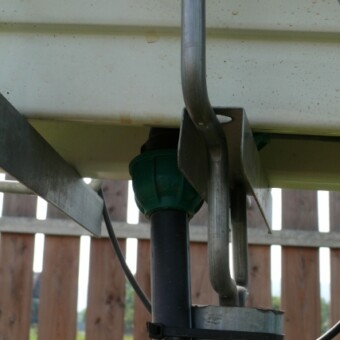 Sposób zamocowania oraz odprowadzania pożywki z rynny 