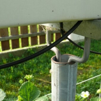 Na słupach umieszczone są wsporniki do rynien