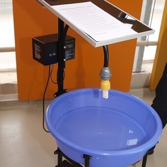 Urządzenie do wyłapywania owadów, z baterią słoneczną (f. AgriSolar Solutions)