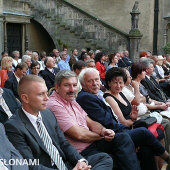 W oczekiwaniu na werdykt - w środku dr Włodzimierz Oświecimski w towarzystwie Anny i Krzysztofa Chenczke
